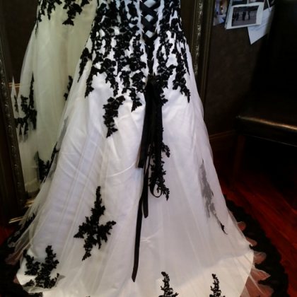 Gorgeous Black And White Wedding Dress Strapless..