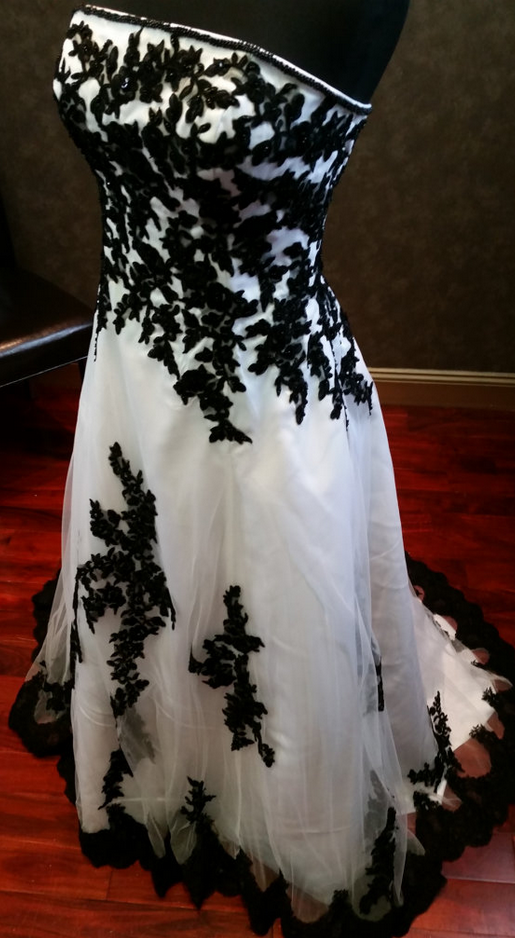 Gorgeous Black And White Wedding Dress Strapless Appliques Lace Up Bridal Gowns