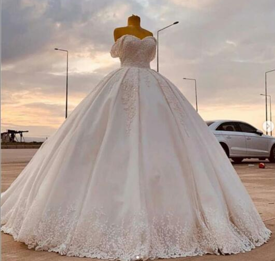 Elegant White Satin Country Ball Gown Wedding Dresses Off Shoulder Real Picture Beach Wedding Gowns 2020 Formal Robes De Mariée