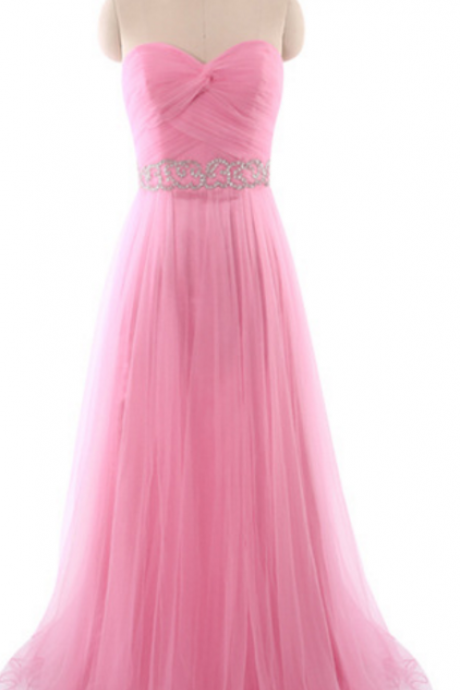 The real sample tulle, a long, long evening gown, is worn in a formal evening gown by the lover