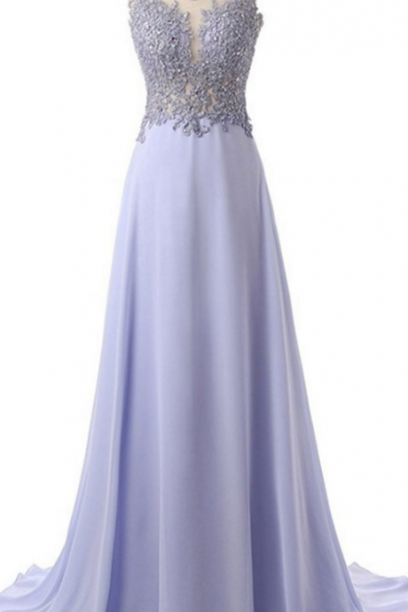 A Long, Elegant Evening Gown Full Of O - Shaped Lace And Formal Evening Gowns