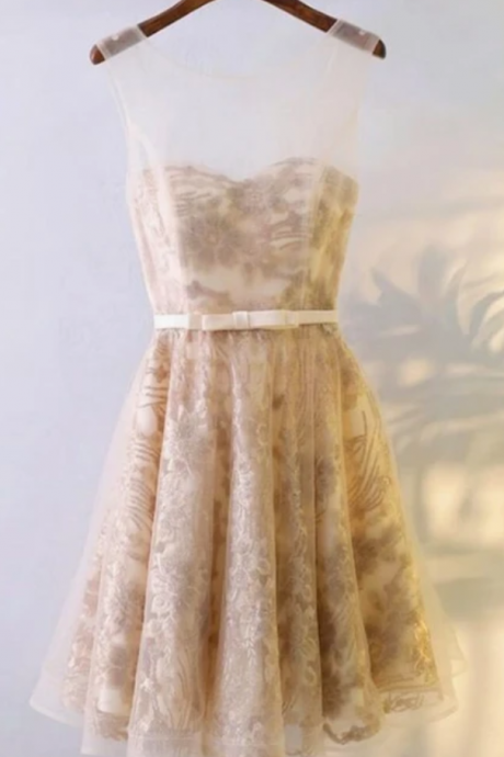 A-line Boat Neck Knee-length Champagne Tulle Homecoming Dress With Lace